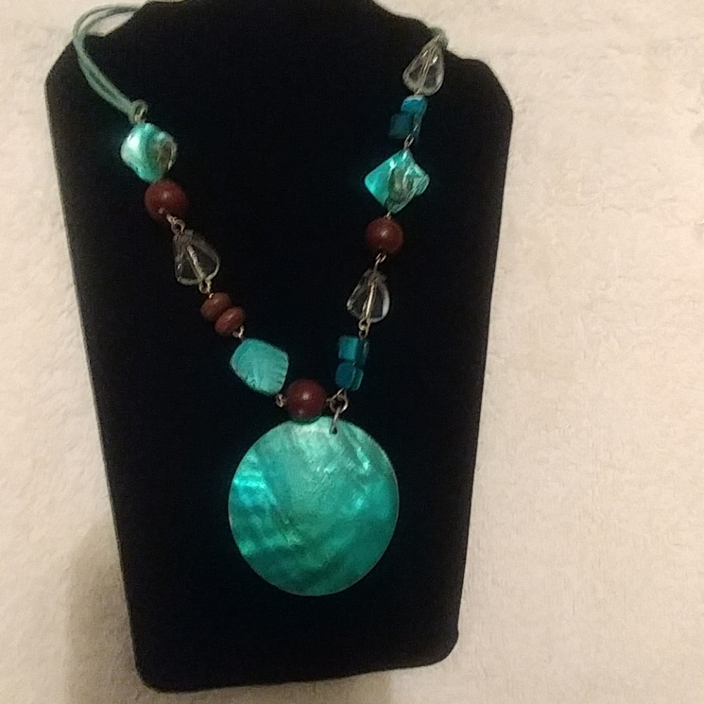 Necklace beads w/shell Final 💲